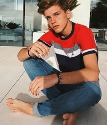 Blue jeans and bare feet 5fbd87894856c.jpg