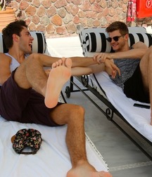 Barefoot friends 5fc2f23e66a60.jpg