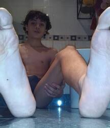 Loving boy feet 5fc3f8bb40b33.jpg