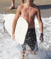 Blond beach and surfer boys 5fc52b912e459.jpg