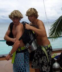 Blond beach and surfer boys 5fc52b957fd2c.jpg