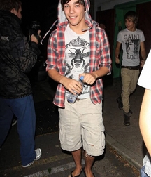 Sexy flip flops guys 5fc5855714d0e.jpg
