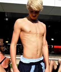 Hot boys in city 5fc652132ae2a.jpg