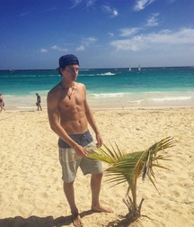 Beach hotties in the sun 5fcad4abaca0c.jpg