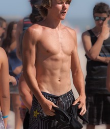 Beach hotties in the sun 5fcad4b9ecf3a.jpg