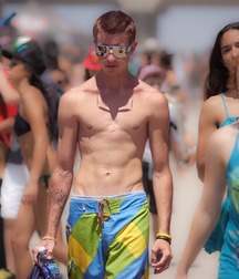 Beach hotties in the sun 5fcad4bbeaeee.jpg