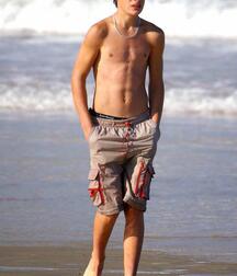 Beach hotties in the sun 5fcad4d72c827.jpg