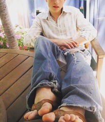 Flip flops and barefoot 5fcb996f1ca21.jpg