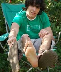 Flip flops and barefoot 5fcb997a08503.jpg