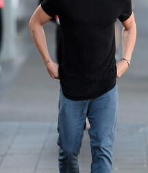 Flip flops and barefoot 5fcb998218da1.jpg