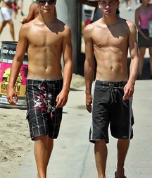 Flip flops and barefoot 5fcb9993291ef.jpg
