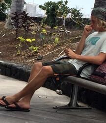 Flip flops and barefoot 5fcb99e291ed8.jpg