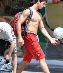 Flip flops and barefoot 5fcb99f21c475.jpg