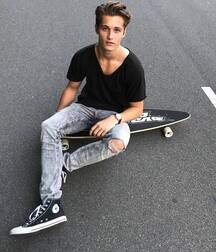 Sneakerboys in chucks 5fccd63b923a8.jpg
