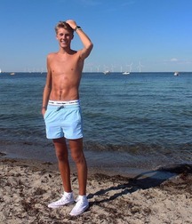 Sneakerboys in chucks 5fccd67f15c78.jpg
