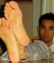 Life at the boys feet 5fcce94894b15.jpg