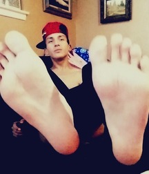 Life at the boys feet 5fcce955db9b9.jpg