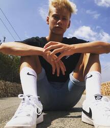 Sneakers sox and feet 5fcf923421112.jpg