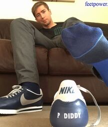 Sneakers sox and feet 5fcf92c94d984.jpg
