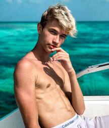 hot and sexy boys 5fcf96fa0c8b0.jpg