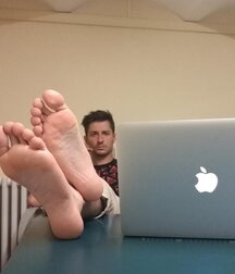 College jocks bare feet 5fd439db4ba14.jpg