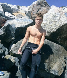 Surfer hotties 5fd7a6825ac87.jpg