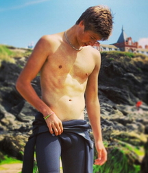 Surfer hotties 5fd7a6a37204c.jpg