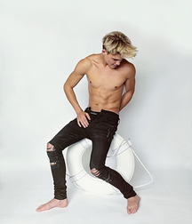 Barefoot teen boys 5fd7d3c67d3a8.jpg