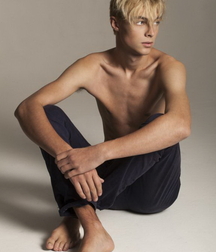 Barefoot teen boys 5fd7d3eae313c.jpg