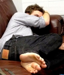 Barefoot teen boys 5fd7d4e0c9319.jpg