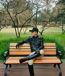 Men in boots 5fd934c3a1bb7.jpg