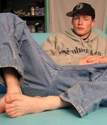 Jeans and barefoot 5fe61ac18338e.jpg