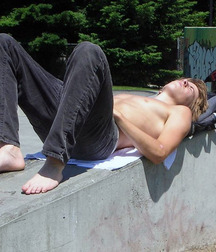 Jeans and barefoot 5fe61ac8f377a.jpg