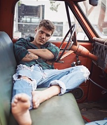 Jeans and barefoot 5fe61ad811ad6.jpg