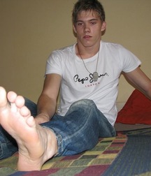 Jeans and barefoot 5fe61aef9ca2d.jpg