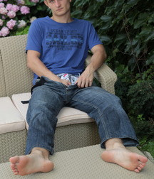 Jeans and barefoot 5fe61b137e494.jpg