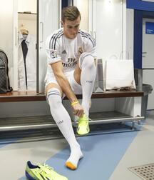 Guys in soccer socks 5fe6651e1620a.jpg