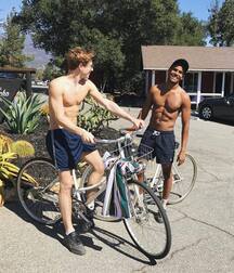 Guys in shorts 3 5fe8fc2ce30db.jpg