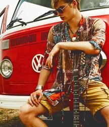 Guys in shorts 3 5fe8fc4001c1a.jpg
