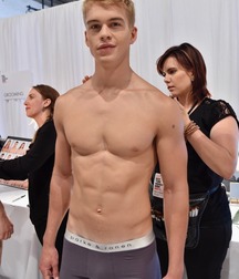 Beauties show muscles and body 5febb5be99578.jpg