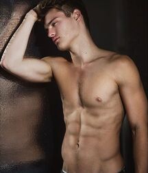 Beauties show muscles and body 5febb6186e0e7.jpg