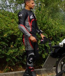 Bikers in boots and leather 5ff8830ce366d.jpg