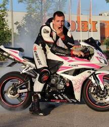 Bikers in boots and leather 5ff883198352f.jpg