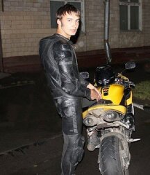 Bikers in boots and leather 5ff8836e7e00b.jpg