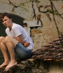 Barefoot youngsters 5ff887257fa73.jpg