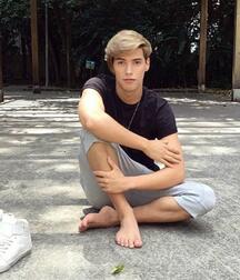 Barefoot youngsters 5ff887365fc16.jpg