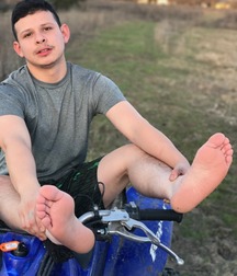 Sexy guys and feet 5ffe103699b91.jpg