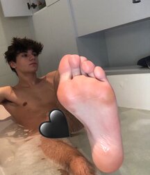 Boyfeet and Master boys 6005ac51a4025.jpg