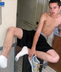 Living at boy feet 600882aeb32f4.jpg