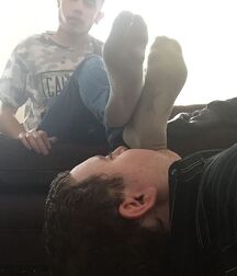 Living at boy feet 600882fbb608f.jpg
